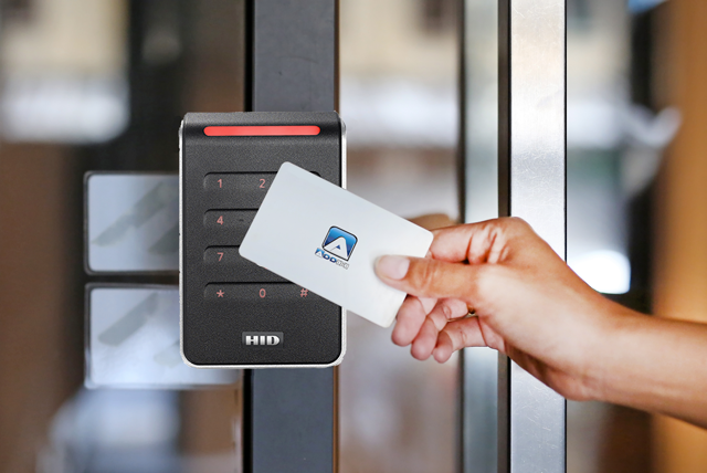 Lecteur de contrôle d'accès HID Signo installé par ADDIXI