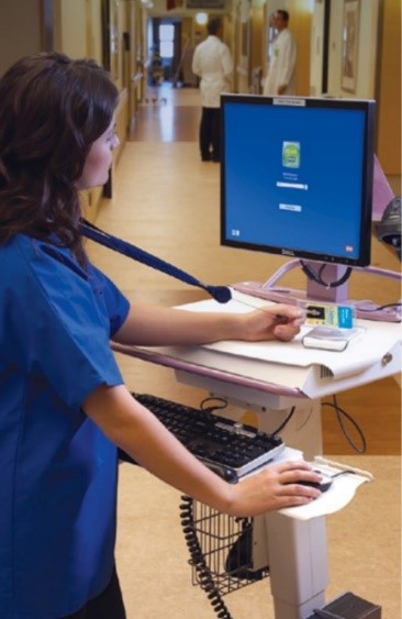 Agent de santé se connectant avec son badge